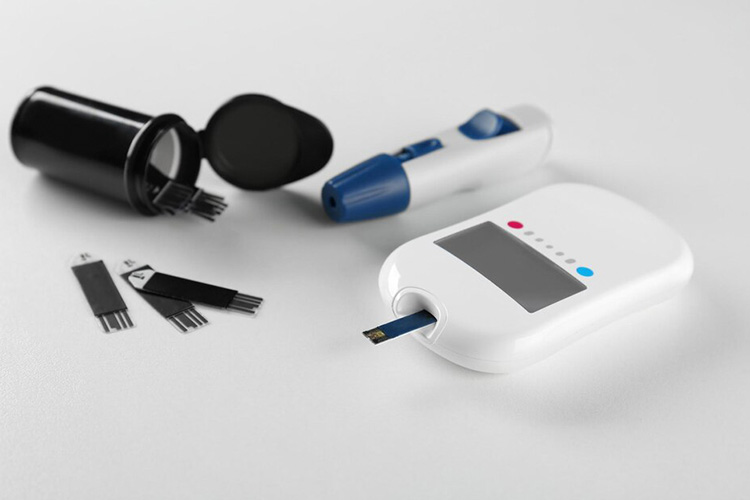 گلوکومتر (دستگاه‌ تست قند خون)